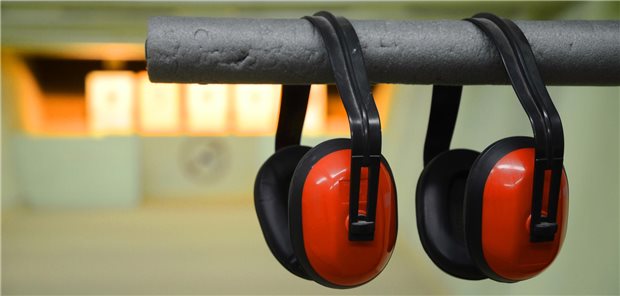 Ein Gehörschutz ist in vielen Handwerksberufen oder bei Sportarten, bei denen bestimmte Lärmpegel überschritten werden, durch aus üblich. Auch orthopädische Chirurginnen und Chirurgen sollten im OP besser einen tragen, allerdings ist das nicht praktikabel.