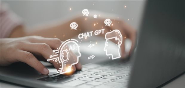 Chat-GPT könnte helfen, mit Mythen zur COVID-19-Impfung aufzuräumen Ein aufgeklappter Laptop, Fingerspitzen auf der Tastatur, darüber eingeblendet zwei Köpfe im Gespräch: einer von einem Roboter, der andere von einem Menschen. Dazwischen steht: "Chat GPT".