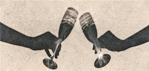 Ein Gläschen in Ehren? Auch unter MTX-Therapie wohl kein großes Problem.