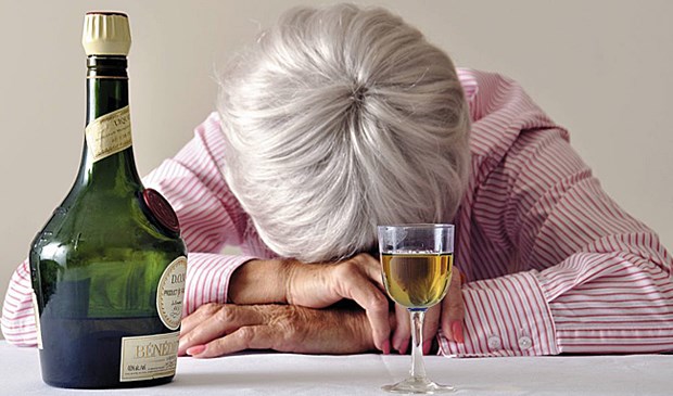 Ältere Patienten verschleiern häufig ihre Alkohol-Abhängigkeit Ein Gläschen zuviel? Experten schätzen, dass die Dunkelziffer der älteren Patienten mit einem Alkoholabusus höher als die offiziellen Zahlen ausfällt.