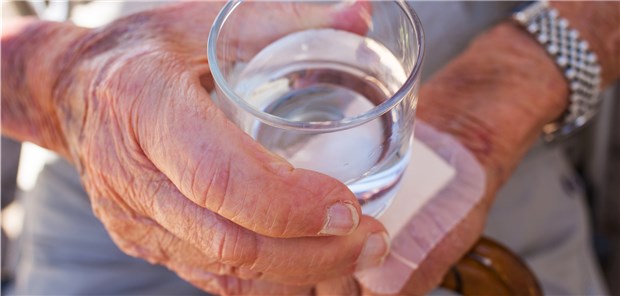 Ein Glas Wasser: Ältere Menschen trinken oft zu wenig. Die Exsikkose ist eine der häufigsten Ursachen für eine Verschlechterung des Allgemeinzustands bei geriatrischen Patienten.