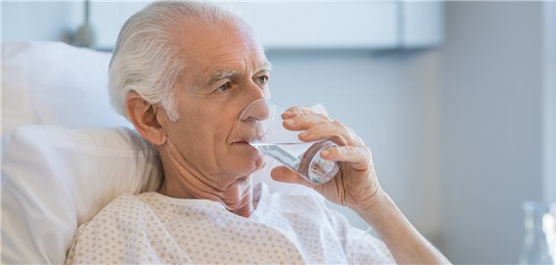 Ein Glas Wasser noch kurz vor der Op: Bei einem solch liberalen Vorgehen hatten sich Fälle von Regurgitation und Aspirationen in einem akzeptablen Rahmen bewegt. (Symbolbild)
