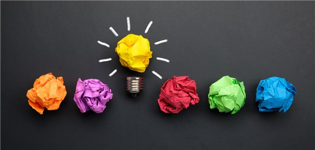 Innovation ist kein Nice-to-have – sondern ein Muss Ein Glühbirne aus zusammengeknülltem Papier
