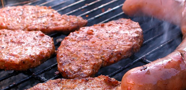 Vom Zeckenstich zur Fleischallergie Ein Grill voller Fleisch: Manche Kinder aber vertragen eine Fleischmahlzeit nicht und reagieren auf Inhaltsstoffe mit allergischen Symptomen.