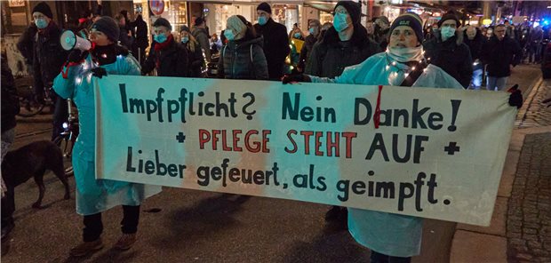 Umfrage: Rund zwei Drittel plädieren für eine Corona-Impfpflicht Ein Großteil der Bevölkerung befürwortet die Impfpflicht. Aber bei zahlreichen Demonstrationen formiert sich sich Widerstand dagegen.