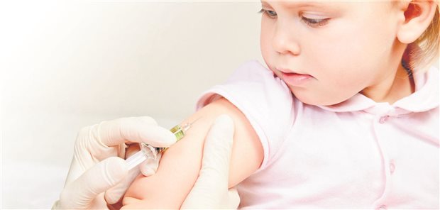 Eltern-Befragung: Hohe Impfakzeptanz, doch niedrige impfbezogene Gesundheitskompetenz Baby wird geimpft.