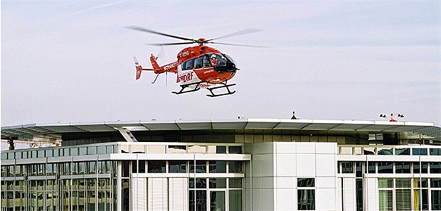 Der Blut-Helikopter Ein Haubschrauber des Typs EC 145 wurde in Greifwald mit Blutkonserven bestückt. (Bild zeigt nicht den konkreten Hubschrauber)