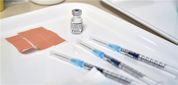 KV entrüstet über Morddrohungen gegen Hausarzt Ein Hausarzt in Niedersachsen hat Patienten abgewiesen, die sich auch nach eingehender Beratung nicht gegen Corona impfen lassen wollten – mit teils verheerenden Folgen.