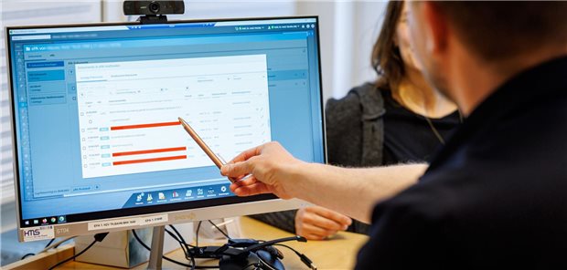 Ein Hausarzt lädt in seiner Praxis Dokumente in eine elektronische Patientenakte.