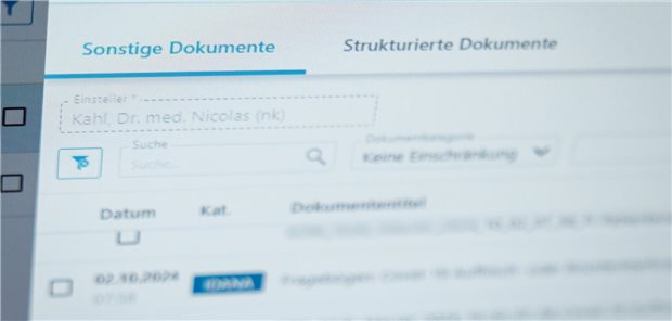 Ein Hausarzt lädt in seiner Praxis Dokumente in eine elektronische Patientenakte „ePA“ (Archivbild). Der Chaos Computer Club hat nun erneut gezeigt, dass es illegale Wege geben könnte, an Daten in der Akte heranzukommen.