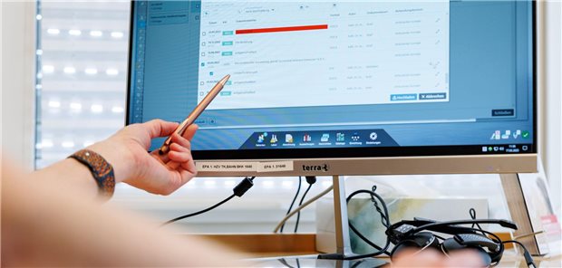 Ein Hausarzt lädt in seiner Praxis Dokumente in eine elektronische Patientenakte.