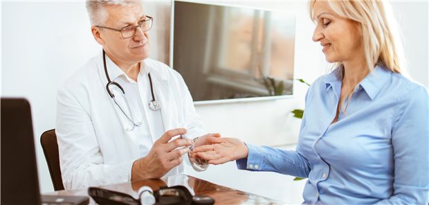 Ein Hausarzt zeigt seiner Patientin, wie sich mit einem Pieks in den Finger der Blutzuckerwert vergleichsweise einfach ermitteln lässt.