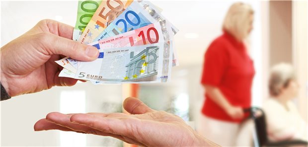 Keine Reservierungsgebühr im Pflegeheim für privat Versicherte Geldübergabe im Altersheim.