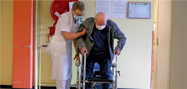 Verband legt Konzept für die medizinische Versorgung alter Menschen vor Ein Helfer kümmert sich in einer geriatrischen Einrichtung um einen Patienten. Der Bundesverband Geriatrie legt ein Konzept zur Stärkung der geriatrischen Grundversorgung vor.