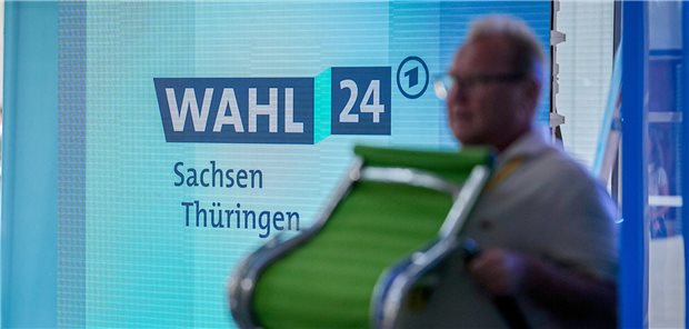 Ein Helfer trägt einen Stuhl durch das ARD-Studio für die Landtagswahlen in Sachsen und Thüringen, das im sächsischen Landtag eingerichtet ist.
