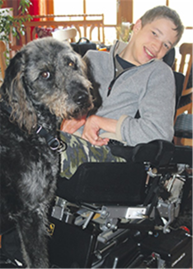 "Unser Einsatz gibt Lebensqualität zurück" Ein Herz und eine Seele: Labradoodle Ben steht seinem Herrchen Marcel Tag und Nacht zur Seite. Seine Ausbildung kostet bis zu 24 000 Euro.