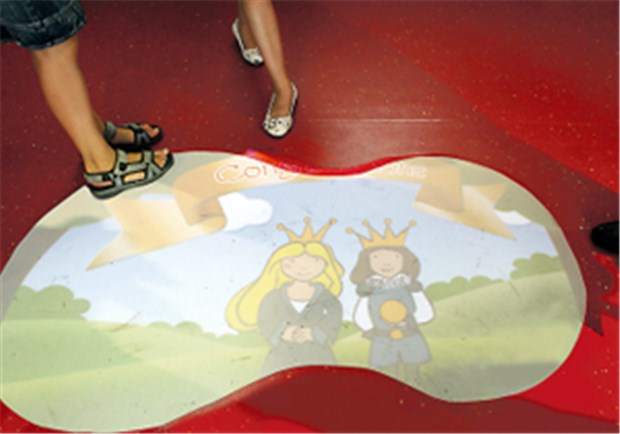 Die Erlebnis-Apotheke setzt auf alle Sinne Ein Hingucker nicht nur für Kinder: Bilder auf dem Livingfloor.