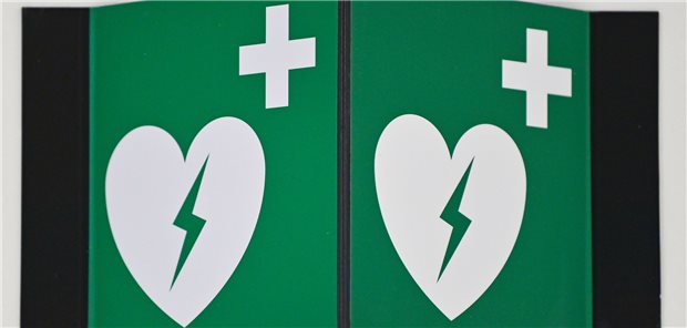 Ein Hinweisschild auf einen öffentlichen automatisierten externen Defibrillator, mit dem im bei einem Kreislaufstillstand erste Hilfe geleistet werden kann.