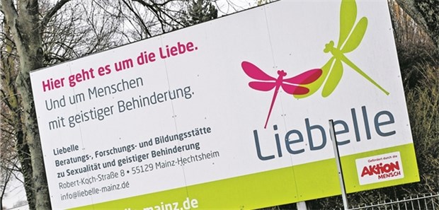 Liebe überwindet geistige Behinderung Ein Hinweisschild informiert über die Arbeit der Beratungsstelle „Liebelle“ in Mainz.