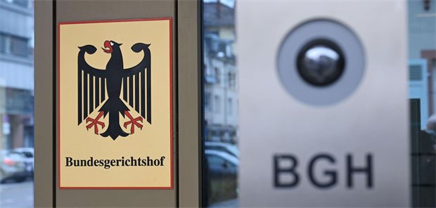 Ein Hinweisschild mit Bundesadler und dem Schriftzug Bundesgerichtshof, aufgenommen beim Bundesgerichtshof in Karlsruhe