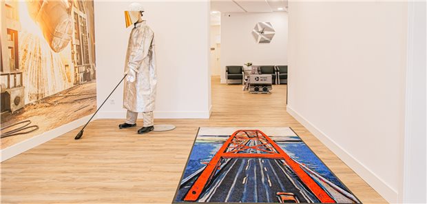 Ein Hochofenarbeiter und eine Grubenlore (r.) gehören zum Ausstellungsbereich der „Praxis am Tor 1“ in Duisburg-Rheinhausen.