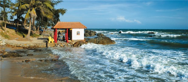 Vietnam - idyllische Strände und viel Kultur Ein Höhepunkt bei jeder Reise nach Vietnam: Einsame Strände und kleine Tempel, wie hier am Strand von Mui Ne.