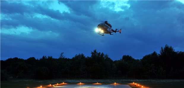 Luftrettung im Norden mit höherer Verfügbarkeit Ein Hubschrauber der DRF-Luftrettung beim Anflug auf einen Landeplatz in der Dämmerung. In Greifswald fliegt „Christoph 47“ nun auch nachts.