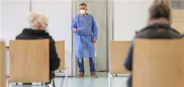 Sachsen will Corona-Impfungen in Praxen starten Ein Impfarzt in Plauen (Sachsen) bittet de nächsten Patienten in eine Impfkabine. Das zweite Impfzentrum im Vogtland war erst am Mittwoch eröffnet worden. Dort können täglich 240 Menschen geimpft werden.
