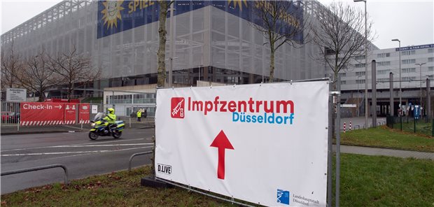 Ein Impfzentrum in Düsseldorf – impfende Ärzte in der KV Nordrhein ärgern sich über Verzögerungen bei der Auszahlung ihrer Honorare.