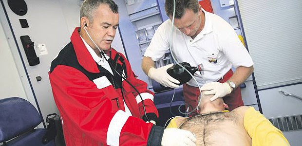 Neue zeitliche Vorgaben für Diagnose und Behandlung Ein Infarkt muss rasch diagnostiziert und der Patient in ein Zentrum mit PCI-Option gebracht werden, fordern die Leitlinien.