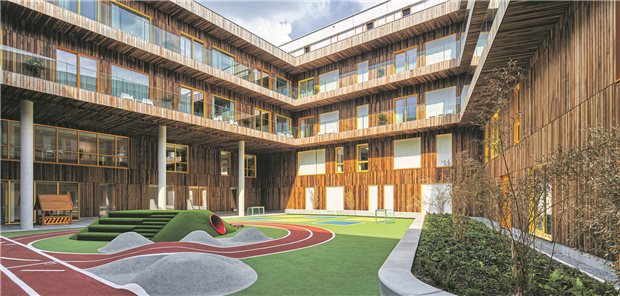 Ein Innenhof im Prinses Máxima Centrum für Kinderonkologie im niederländischen Utrecht, der Kinder zum Spielen animieren soll.