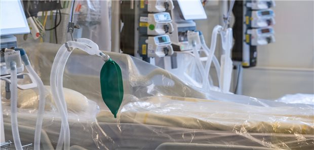 Ein Intensivbett mit Beatmungseinheit in einer Corona-Station: Eine Autorengruppe hat die schnelle Aktivierung der Notfallkapazitäten der Länder angeregt.