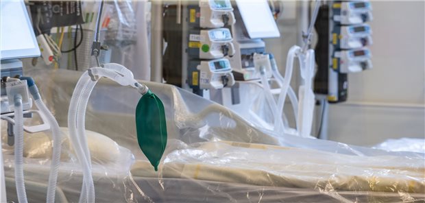 Ein Intensivbett mit Beatmungseinheit steht auf einer Corona-Station für schwer erkrankte COVID-19-Patienten bereit. Mit 686 Millionen Euro haben die Kassen den Aufbau der Intensivkapazitäten in der Pandemie finanziert.