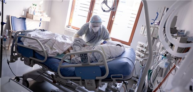 Zahl der Intensivbetten im freien Fall Ein Intensivpfleger arbeitet auf der Intensivstation des Krankenhauses Bethel Berlin an einer an COVID-19 erkrankten Patientin.