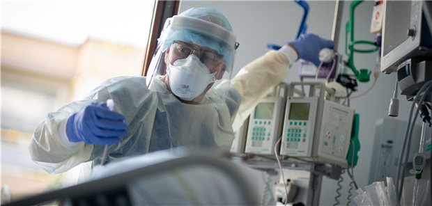 Ein Intensivpfleger im Krankenhaus Bethel Berlin: Wissenschaftler mahnen alternative Instrumente für die Beurteilung der Pandemie-Situation an. 