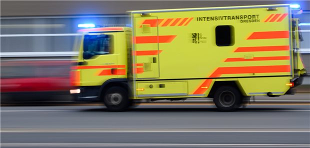 Intensivpatienten müssen erneut verlegt werden Ein Intensivtransportwagen der Dresdner Feuerwehr im Einsatz: Diese Fahrzeuge werden für die Verlegung von Corona-Patienten genutzt. Sie werden in den kommenden Tagen nach einem festgelegten Verteilungsprinzip in weniger von Corona betroffene Regionen verlegt.