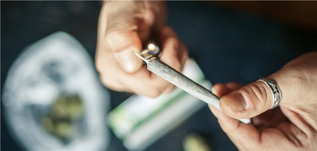 Ein Joint wird angezündet.
