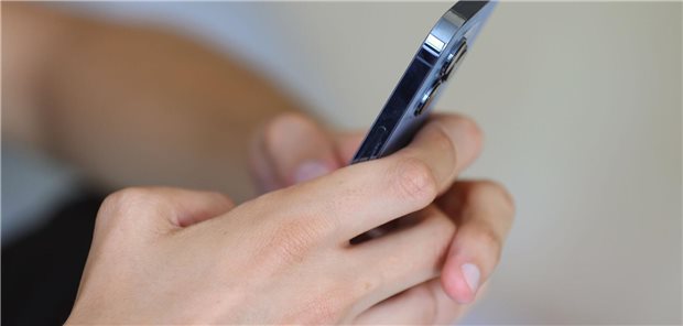 Ärztekammer Westfalen-Lippe für Verbot privater Handy-Nutzung an Schulen Ein Jugendlicher hält ein Smartphone in den Händen.