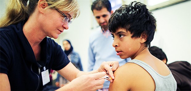 Ein Junge aus Syrien wird geimpft: Vielen Flüchtlingen fehlt die Masernimpfung.