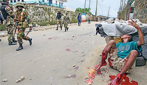 Von der Leyen will freiwillige Helfer schicken Ein Junge in Monrovia ist von Sicherheitskräften bei Protesten gegen die Ebola-Quarantäne verletzt worden.