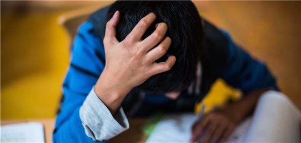 Niedersächsischer Ethikrat nimmt sich Situation der Kinder an Ein Junge sitzt grübelnd an seinen Schularbeiten. Home-Schooling gilt als eine der großen Herausforderungen in Corona-Zeiten.