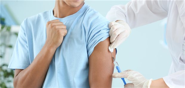 Ein Junge wird geimpft.