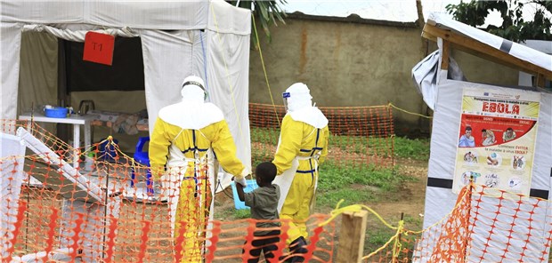 Afrikas Problemkrankheit Ein Junge wird in Beni im Ostkongo von medizinischem Personal in ein Ebola-Behandlungszentrum gebracht. Im Kongo haben sich über 2000 Menschen mit dem Ebola-Virus infiziert.