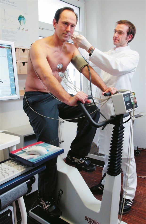 Welche antiischämische Therapie bei wem? Ein Kardiologe beurteilt die Leistungsfähigkeit eines Patienten beim Fahrradergometer-Test. © Friedrich Stark / imago