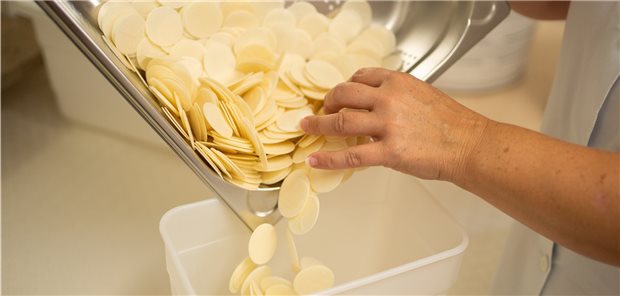 Weinhostie ersetzt Kelch beim Abendmahl Ein Kelch mit Wein zum Abendmahl herumreichen? Undenkbar in Corona-Zeiten. Eine Bäckerei backt als Alternative Weinhostien.