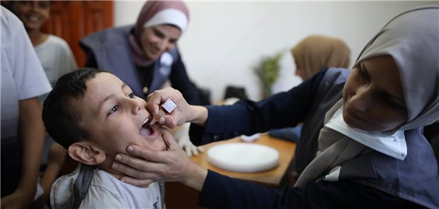 Schon 161.000 Kinder im Gazastreifen gegen Polio geimpft Ein Kind erhält eine Dosis des Polio-Impfstoffs im Flüchtlingslager Al-Maghazi im zentralen Gazastreifen.
