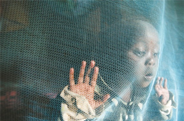 Arzneihersteller suchen Partner in Schwellenländern Ein Kind hinter einem Moskitonetz: Die Entwicklung eines Impfstoffs gegen Malaria wird mit Hilfe von Stiftungen vorangetrieben.
