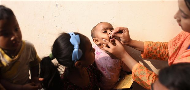 Ein Kind in Dhaka erhält einen oralen Impfstoff gegen Cholera.