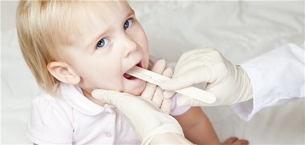 Ein Kind mit entzündeter Gaumenmandel wird untersucht: Seit Januar protestieren HNO-Ärztinnen und Ärzte gegen die aus ihrer Sicht nicht kostendeckende Vergütung bei ambulanten Kinder-Op. Die Folge: Lange Wartezeiten auf Tonsillektomien und andere Op. (Symbolbild mit Fotomodell)