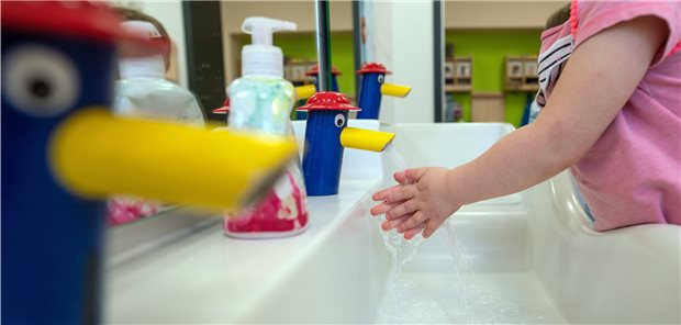 Ein Kind wäscht sich in einer Kindertagesstätte die Hände. Die Sieben-Tage-Inzidenz bei den bis zu Fünfjährigen liegt bei 59 – die der Gesamtbevölkerung aktuell bei 139.